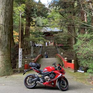 花園神社通り入口にてCBR650Rとの記念ショット
