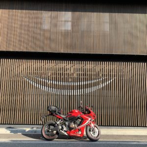 高山市街の古き新しい建物前にてwith CBR650R