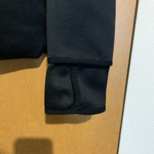 アディダスのランニングパーカ袖の指が通せる穴
