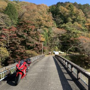 水沼ダム手前の花園川にかかる小さな橋より秋色風景を望むwith CBR650R