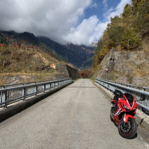 北アルプス大橋の正面ショットwith CBR650R