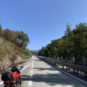 三遠南信自動車道にて前方に南アルプスを望むwith CBR650R