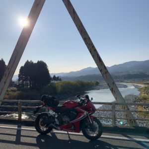 アルプスツーリングの帰路で出会った天竜川の夕景にてwith CBR650R