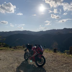 八溝山山頂へ向かう八溝林道の視界が開けたポイントにてwith CBR650R