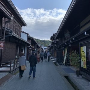 高山市街の賑わう街並みを歩く