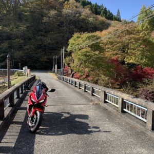 水沼ダム手前の小さな橋にてwith CBR650R