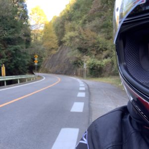 うねうねカーブが続く快走ロード、茶臼山高原道路にて