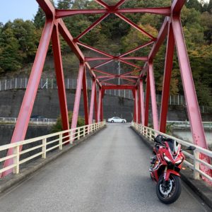 R41左手にかかる赤い鉄橋にてwith CBR650R