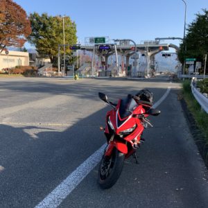 帰路につく中央道松川ICにてwith CBR650R