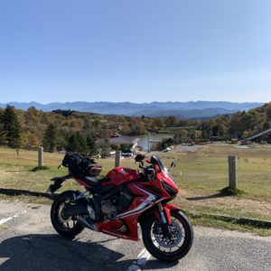 茶臼山高原スキー場横の駐車場にて南アルプスを眺めるwith CBR650R