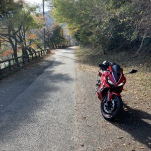 水沼ダム手前の湖岸路にてwith CBR650R