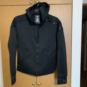 アディダスのランニングパーカ