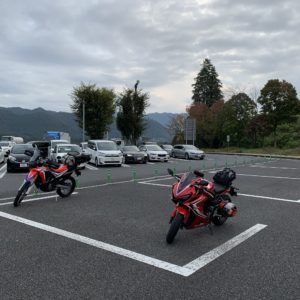 平日の談合坂SAにてwith CBR650R
