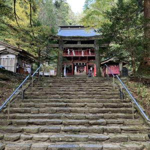 花園神社の石段にて