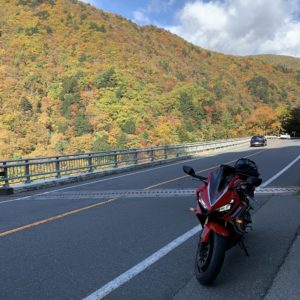 紅葉一歩前！のR158を走るCBR650R