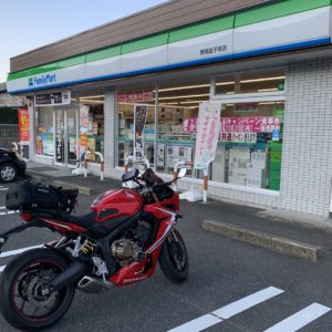 R257のファミリーマートで休憩するCBR650R