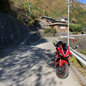 下栗の里の上り途中のポイントにてwith CBR650R