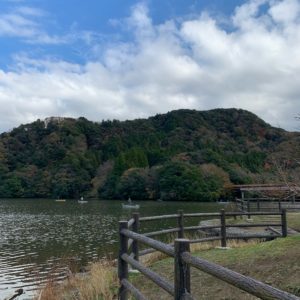 内房の亀山湖畔公園・月毛地区の石碑にて③