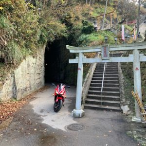 燈籠坂大師の切通しトンネル出口の鳥居にてwith CBR650R