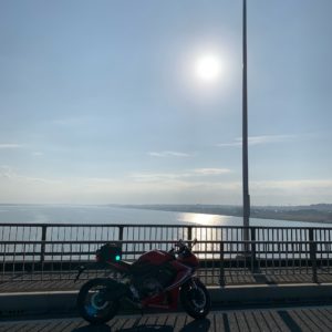 利根かもめ大橋の上にて朝日を浴びるCBR650R