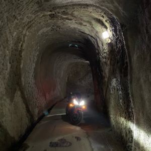 内房・三島湖にある(仮名)三島ダム素掘りL字トンネルにてwith CBR650R③