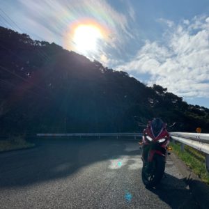 鋸山観光道路で午前の日差しを浴びるCBR650R