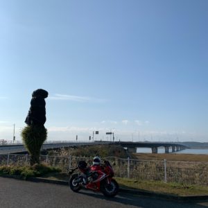 利根かもめ大橋を渡る直前のスペースから大橋を望むwith CBR650R