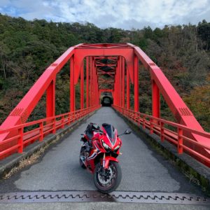 内房・亀山湖の鮮やかな赤い橋にてwith CBR650R