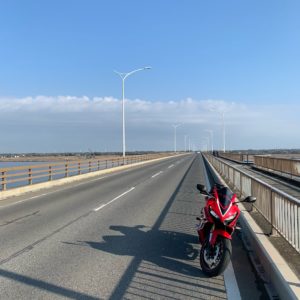 利根かもめ大橋の上にてwith CBR650R