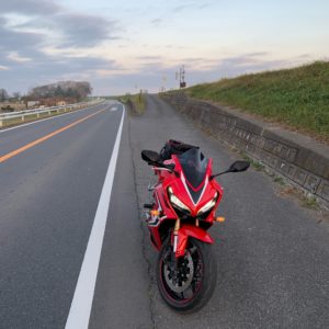 利根水郷ラインを東へ進むCBR650R
