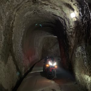 内房・三島湖にある(仮名)三島ダム素掘りL字トンネルにてwith CBR650R④