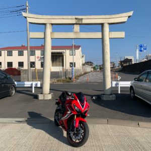 銚子大橋麓の利根川沿いの鳥居にてwith CBR650R