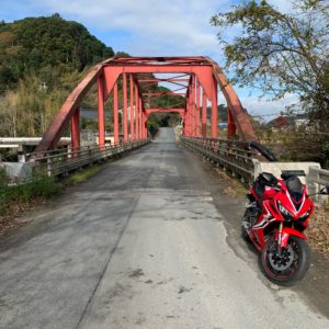 内房・戸面原ダムにほど近い鉄橋にてwith CBR650R
