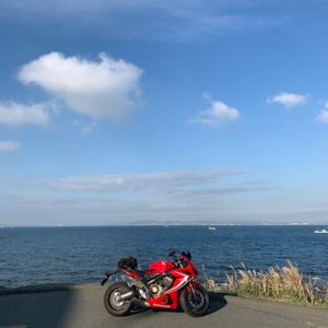 R127沿いの「漁師料理かなや」さんの駐車場にてwith CBR650R