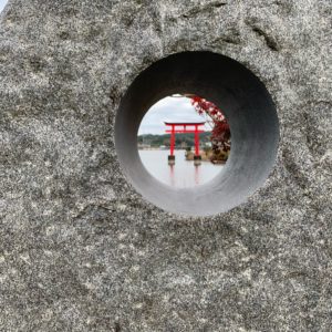 内房の亀山湖畔公園・月毛地区の石碑にて②