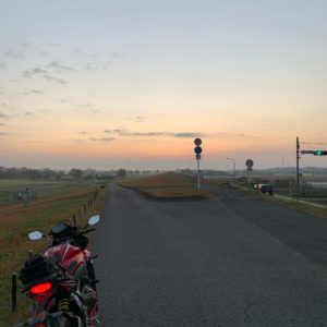 利根川ゆうゆう公園にて朝日を眺めるwith CBR650R