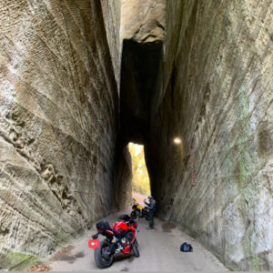 燈籠坂大師の切通しトンネルにて「順番待ち中」with CBR650R