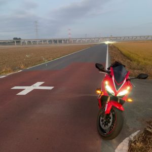利根川の河川敷を走る抜け道にてwith CBR650R