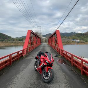 三島湖に架かる赤い橋にてwith CBR650R