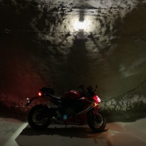 内房・三島湖にある(仮名)三島ダム素掘りL字トンネルにてwith CBR650R②