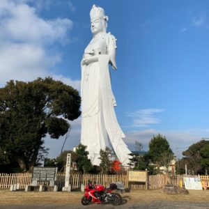 優しく微笑んでいる東京湾観音さまwith CBR650R