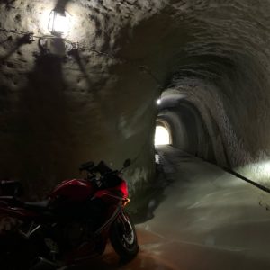 内房・三島湖にある(仮名)三島ダム素掘りL字トンネルにてwith CBR650R