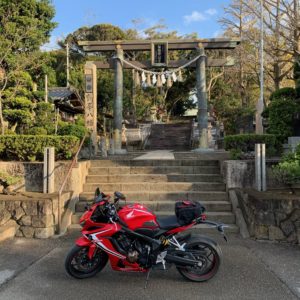 嚴嶋神社( 鶴峯八幡境内)鳥居にてwith CBR650R