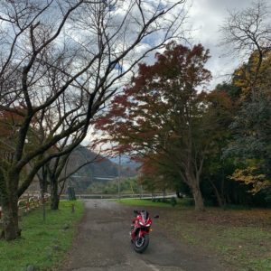 三島湖周辺のロードにてwith CBR650R