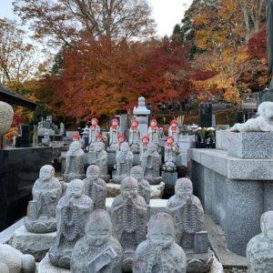 奥久慈・永源寺境内の紅葉と石像たち