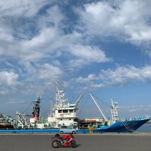 波崎港の船とCBR650R