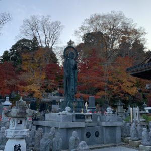 奥久慈・永源寺境内の紅葉と石像たち②