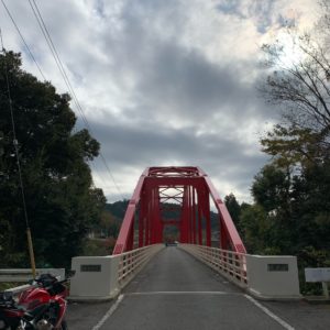 内房・亀山湖に架かる赤い橋にてwith CBR650R②