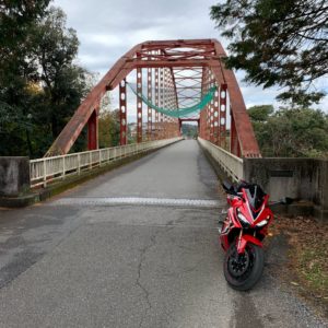 内房・亀山湖に架かる赤い橋にてwith CBR650R