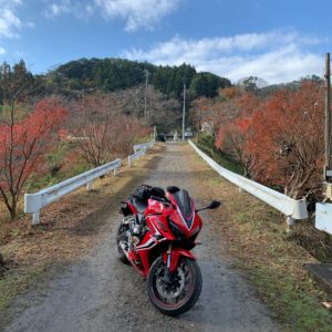 もみじロードの脇道の紅葉風景にてwith CBR650R